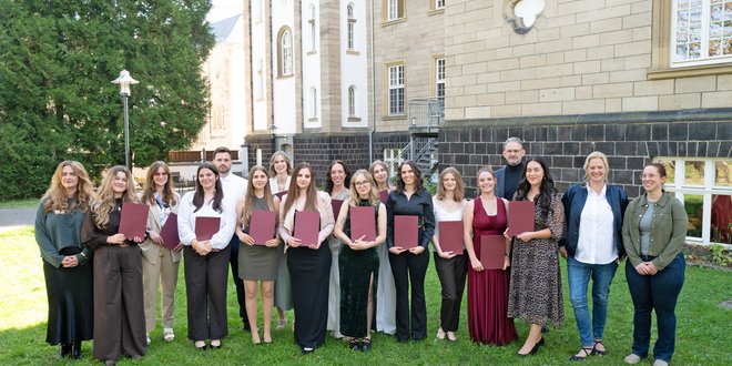 Der Kurs 28 der Ergotherapieschule Andernach hat die bestandenen Examen gefeiert.