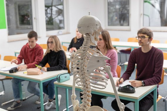 Ergotherapieschüler im Anatomieunterricht